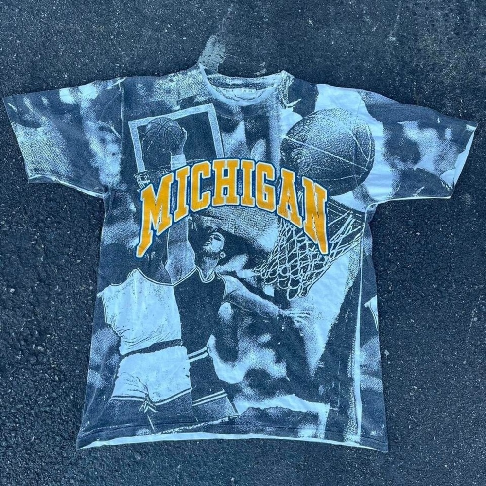1990s Graphic AOP Michigan University basketball shirt Size L